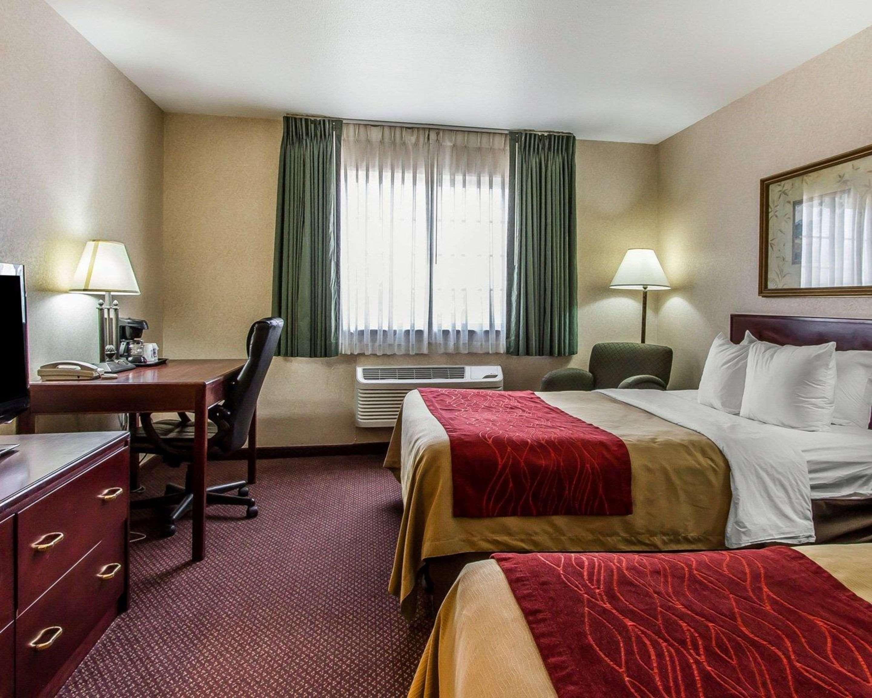 Quality Inn & Suites Fort Madison Near Hwy 61 Bagian luar foto