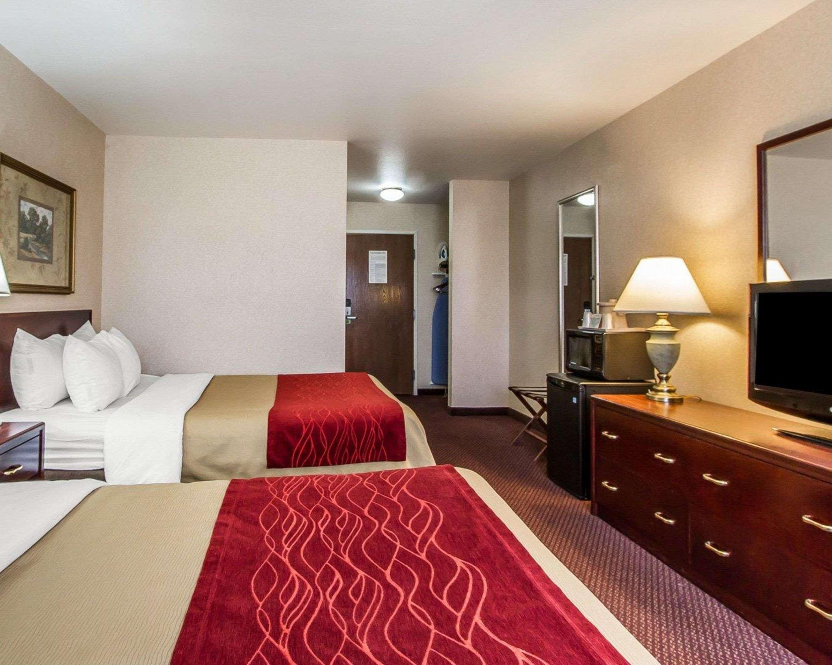 Quality Inn & Suites Fort Madison Near Hwy 61 Bagian luar foto