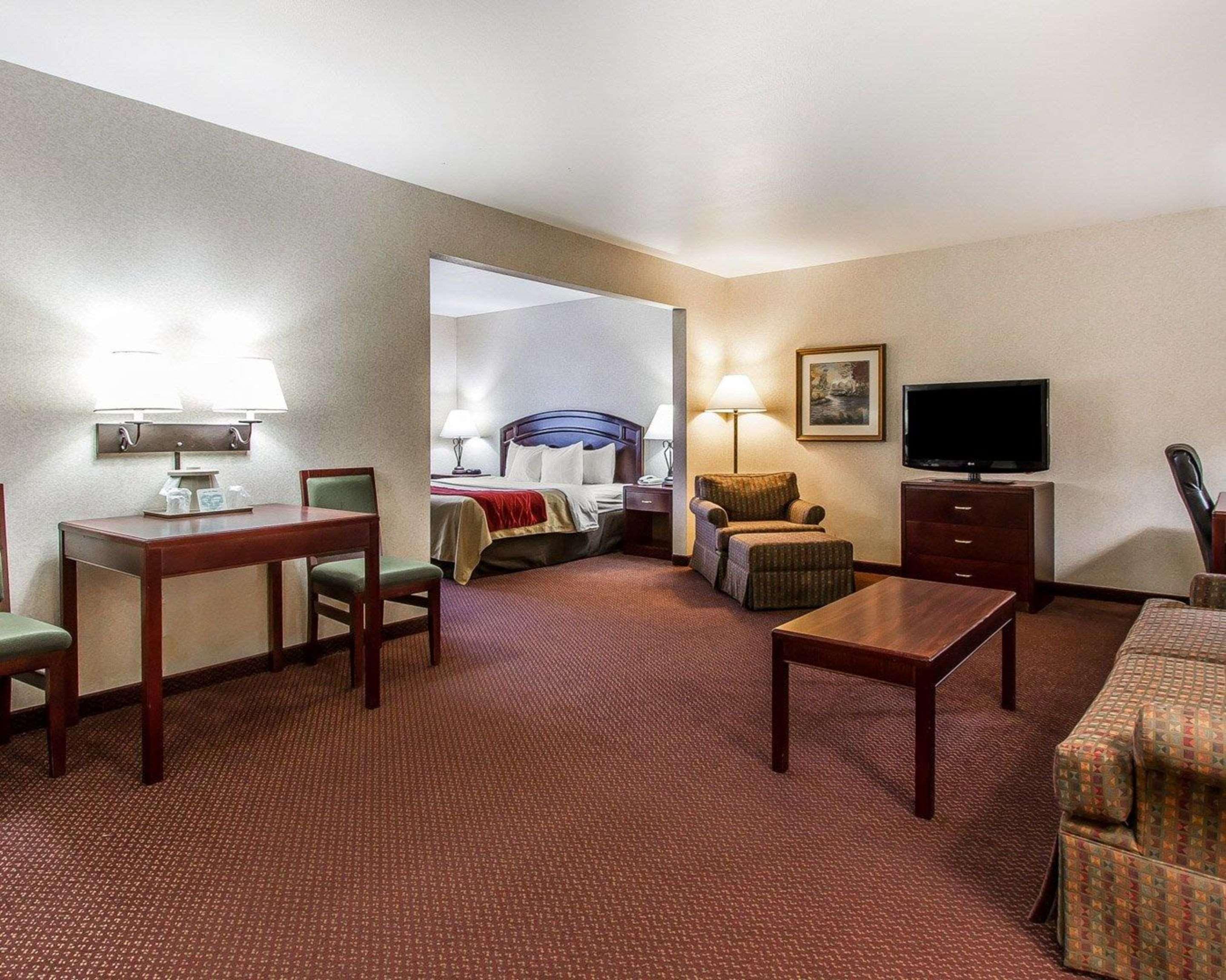 Quality Inn & Suites Fort Madison Near Hwy 61 Bagian luar foto