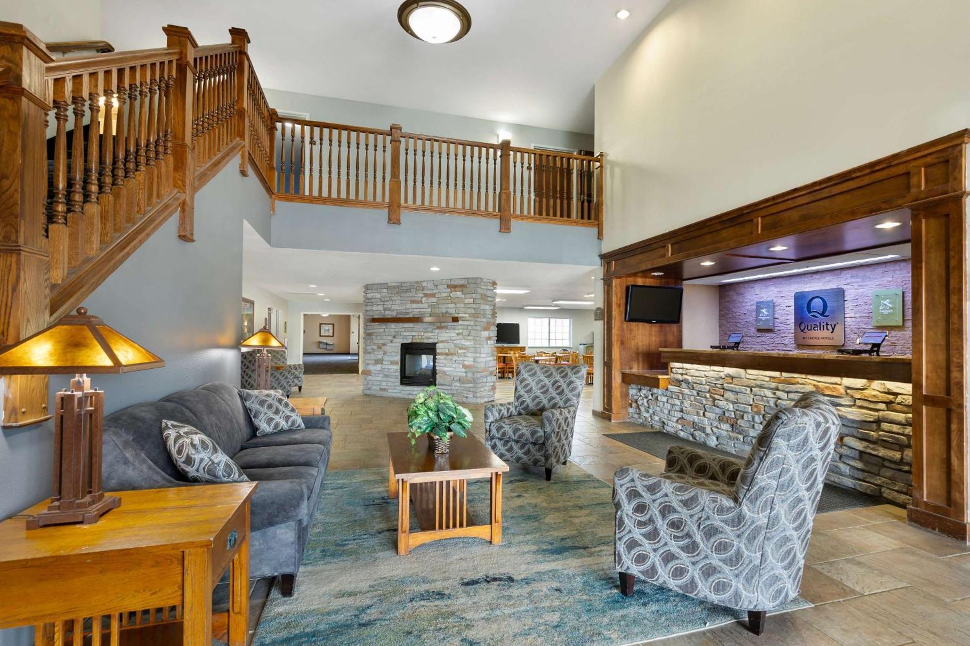 Quality Inn & Suites Fort Madison Near Hwy 61 Bagian luar foto