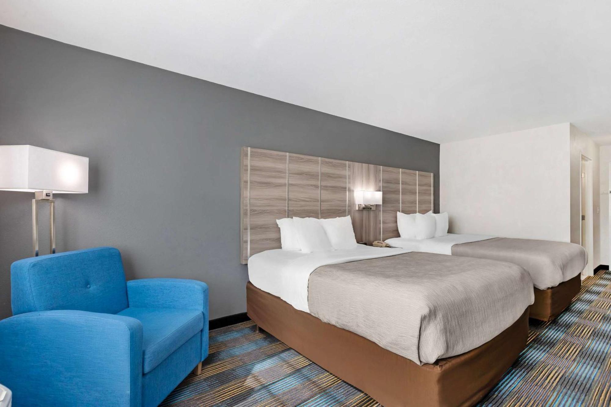 Quality Inn & Suites Fort Madison Near Hwy 61 Bagian luar foto