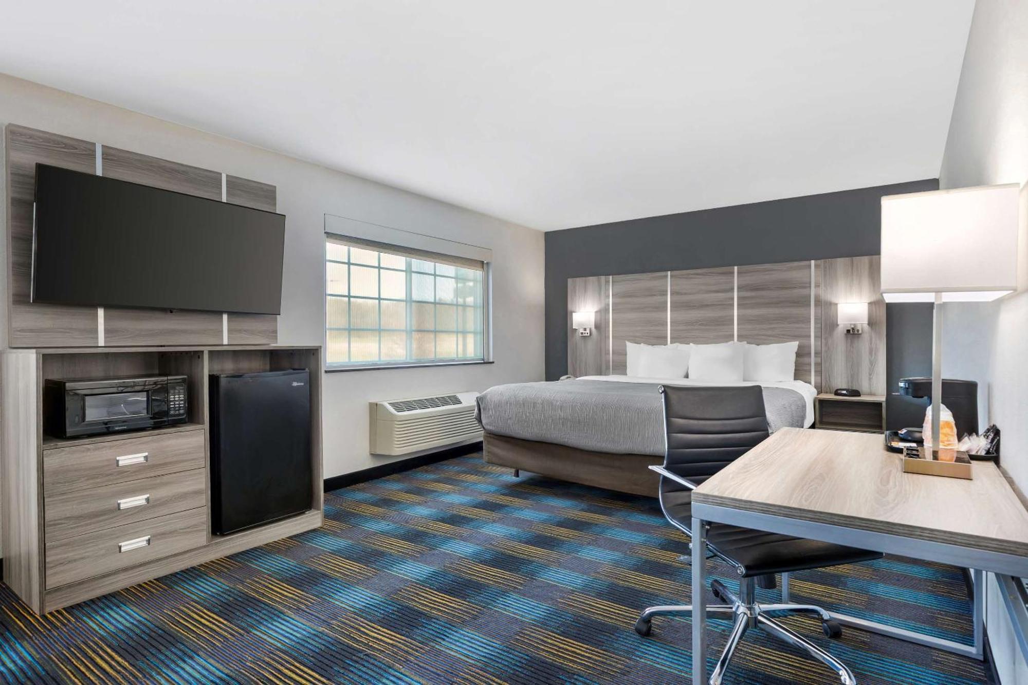 Quality Inn & Suites Fort Madison Near Hwy 61 Bagian luar foto