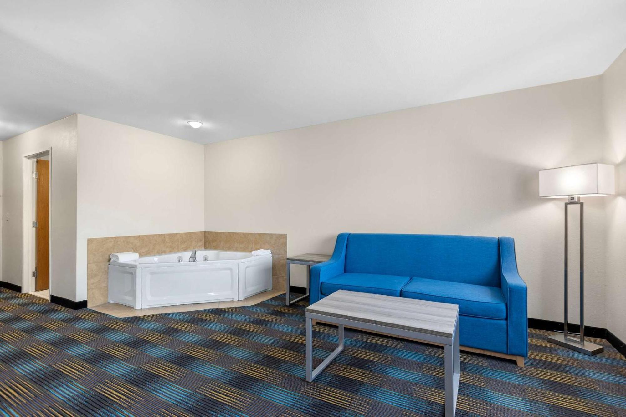 Quality Inn & Suites Fort Madison Near Hwy 61 Bagian luar foto