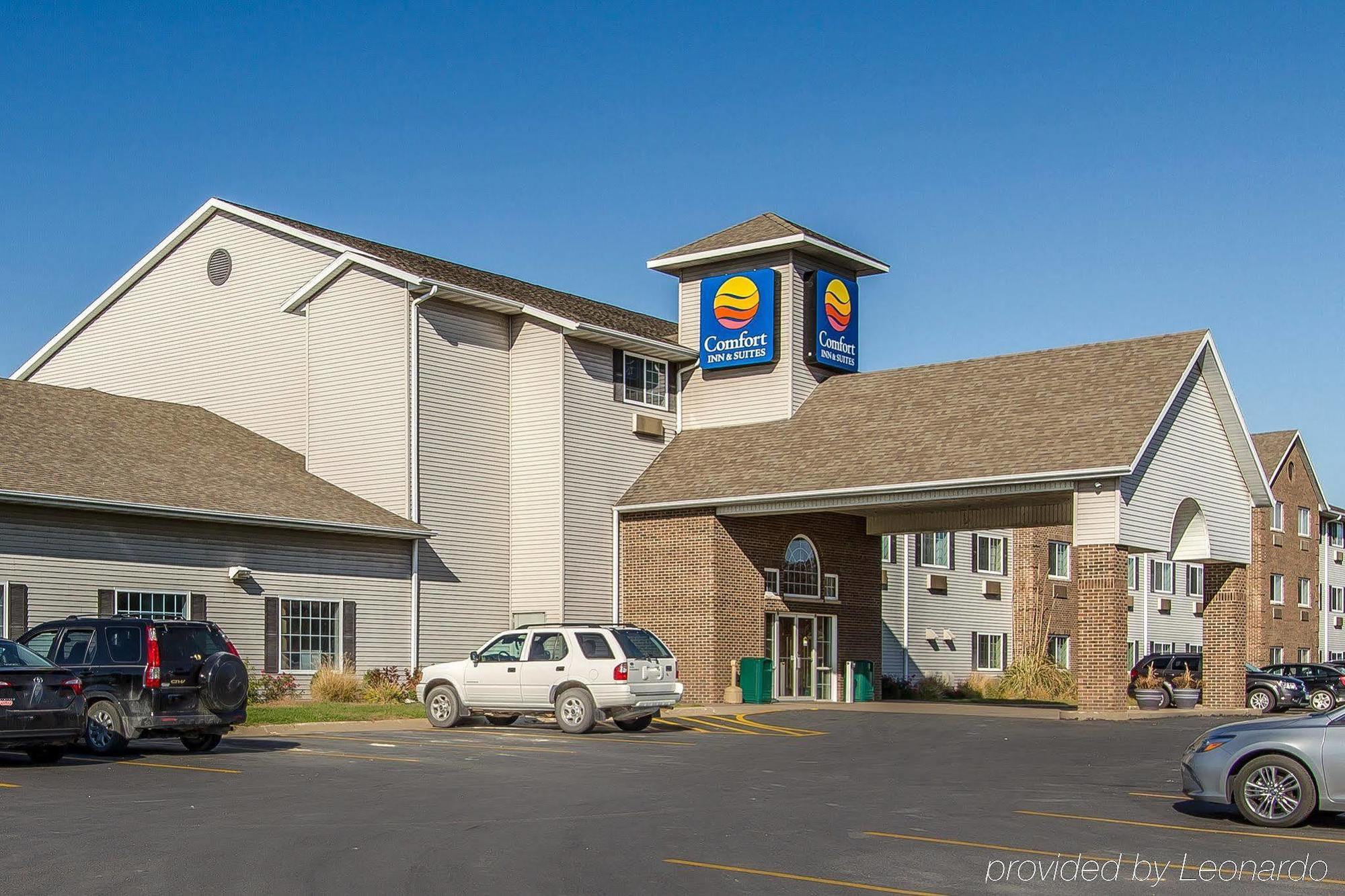Quality Inn & Suites Fort Madison Near Hwy 61 Bagian luar foto